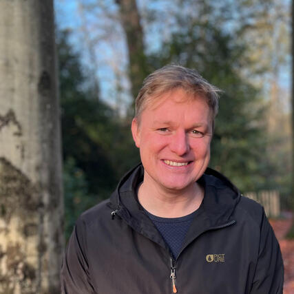 Portet Stijn Vermeulen -tuinontwerper portret van Stijn Vermeulen in een bos